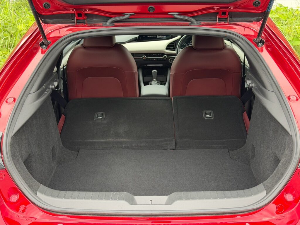 マツダ３ファストバック 15S 2020WCDOTY記念車